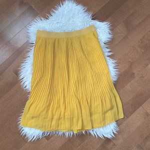 Pleated Yellow Midi skirt 💛